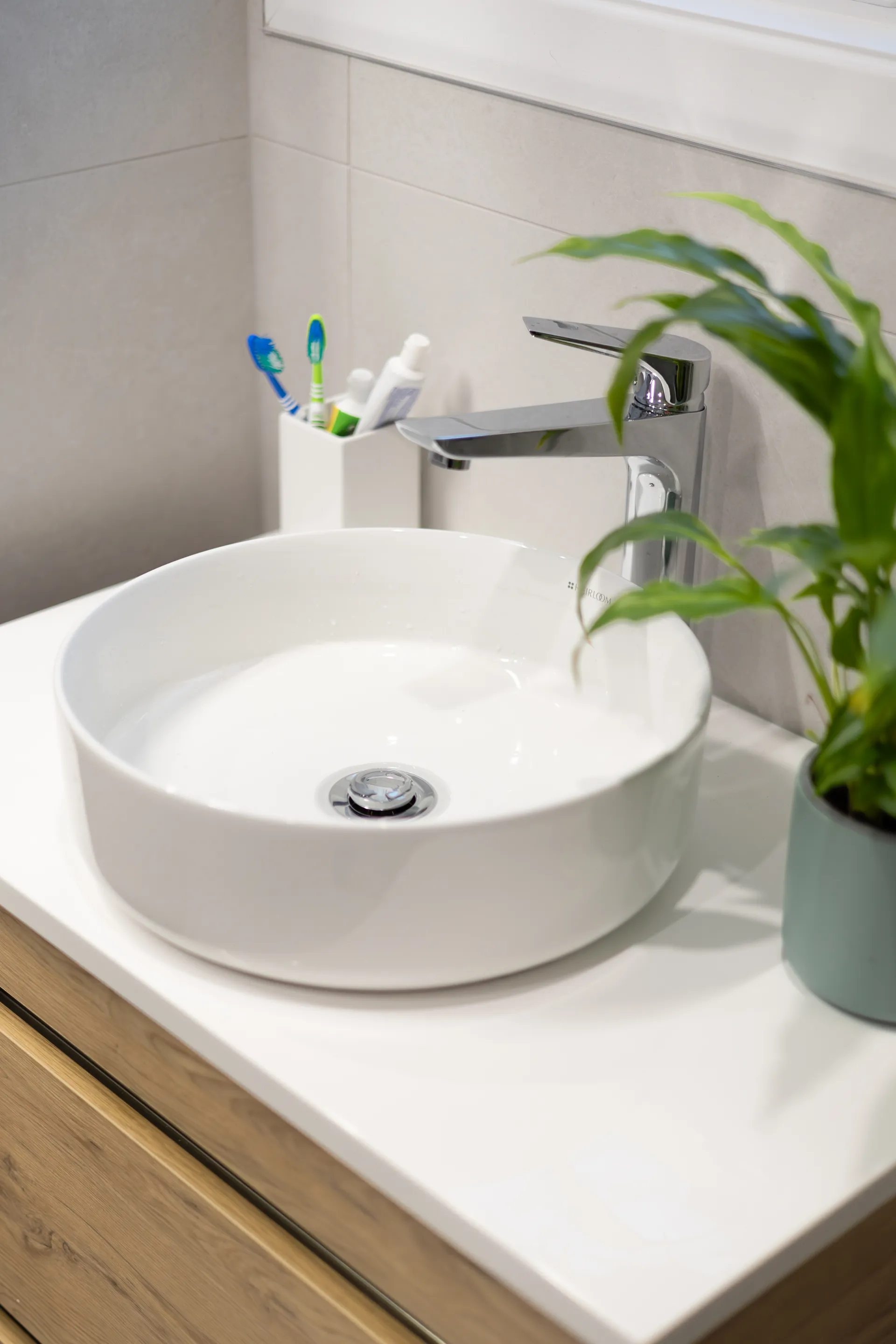 Round vessel basin with tapware